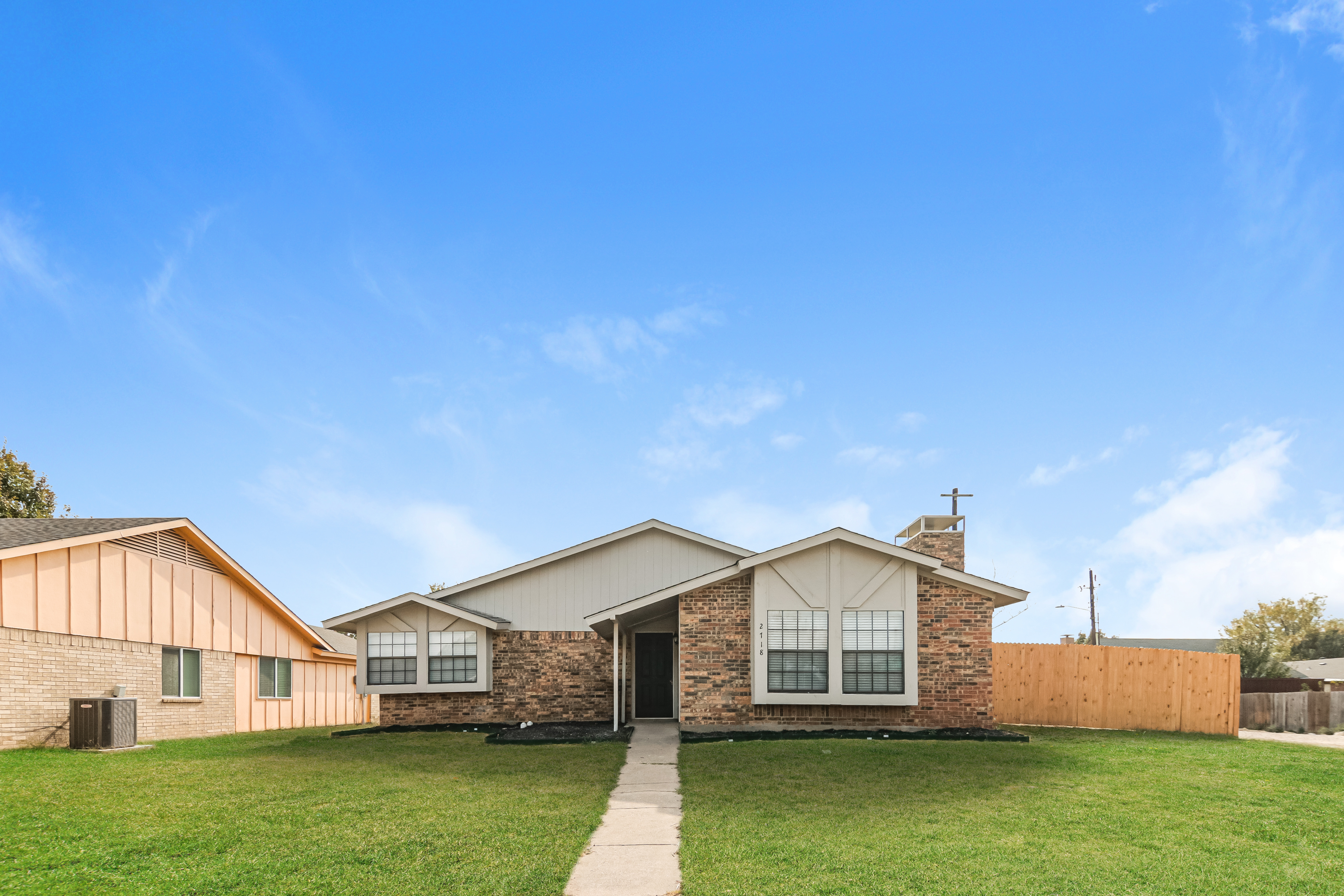 2718 HOLY CROSS LN GARLAND, TX 75044